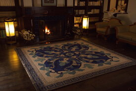 【ふるさと納税】鍋島緞通 [手刺繍] 兜唐花縁二重雷文 中藍地灰地茶：D336-001