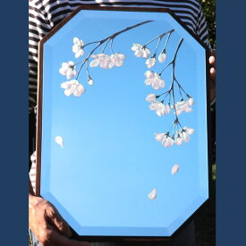 【ふるさと納税】里山彩鏡・枝垂れ桜の壁掛面取り鏡【鏡 枝垂れ桜 桜 天然木 サンドブラスト 壁掛け 高級感 温かみ】 K024049