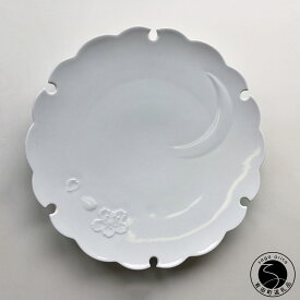 【ふるさと納税】有田焼 白磁彫雪月花文大皿【有田焼 花伝作】食器 器 うつわ 皿 和皿 大皿 盛皿 白磁 雪輪 雪 月 桜 雪月花 可憐 美しい ホワイト 食洗機対応 A35-351