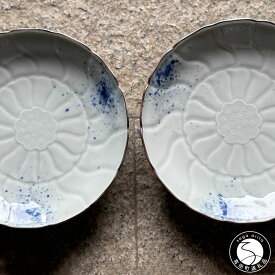 【ふるさと納税】有田焼 吹き墨縁錆睡蓮彫 和皿 2枚セット【有田焼 花伝作】食器 器 うつわ 皿 和皿 小皿 取皿 2枚 セット 吹き墨 渕錆 ホワイト ブルー 電子レンジ対応 A24-199