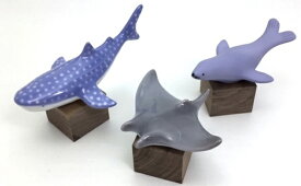 【ふるさと納税】有田焼海の生き物-2- ジンベエ鮫・オットセイ・マンタ 木台付 マルコウ陶苑 A14-151