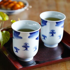 【ふるさと納税】しん窯 青花 染付富士山反り組湯呑 有田焼 和食器 食器 うつわ 器 カップ コップ 2個セット 夫婦湯呑 お湯呑 ゆのみ カップ フリーカップ ギフト 贈答 手描き カップ2個 縁起物 松 富士山 大小セット 35000円 3.5万円 A35-540