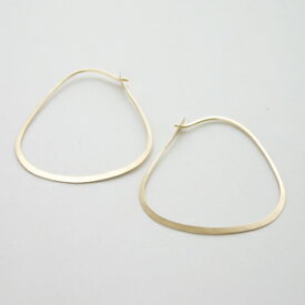 【MELISSA JOY MANNING/メリッサジョイマニング】14K yellow gold triangle hoop in Yellow Gold