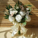 おしゃれ ウエディング ブーケ 結婚式 白いバラのウエディングブーケ ミックス グリーン クラッチブーケ リボン アー…