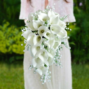 カラーの花がドレスと合わせやすい キャスケード ウエディングブーケ 45cm カラー 鈴蘭 ホワイト 結婚式 ジェブフラワー ナチュラル ラウンド型ブーケ 造花ブーケ ウェディング用 アレンジ