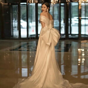 ボリューミーなバックモチーフ ウエディングドレス【着後レビュー特典】たっぷり生地を使用したバックビックリボンレースアップスレンダーライン ドレス シルク調 シンプル インポート