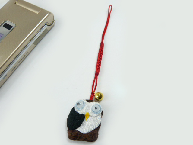 携帯ストラップ ちりめん 幸福の知恵フクロウ（横） 日本の縁起物 和小物 てづくり 手芸 ファミリアミア