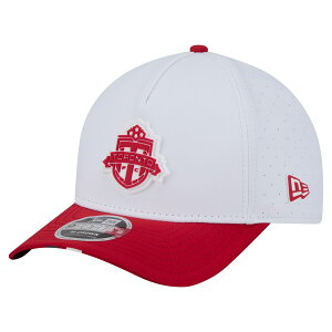 �y�����O�b�Y�zMLS �g�����gFC �A�W���X�^�u���L���b�v New Era/�j���[�G�� �����Y �z���C�g (New Era Mens 2026 MLS Kick Off 940 A Frame)