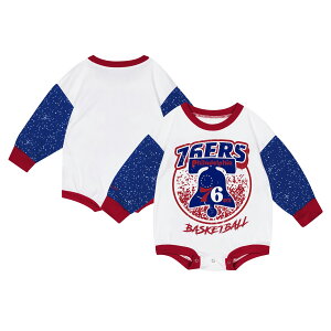 yObYzNBA 76ers p[X Mitchell & Ness/~b`FlX xr[ zCg (NBA OST MNC FA24 Infant HWC Posterboard LS Oversized Creeper)