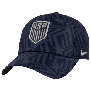 �y�����O�b�Y�zNATIONAL TEAM �A�����J��\ �A�W���X�^�u���L���b�v Nike/�i�C�L �����Y �l�C�r�[ (BCS S26 Men's AOP Club Cap)