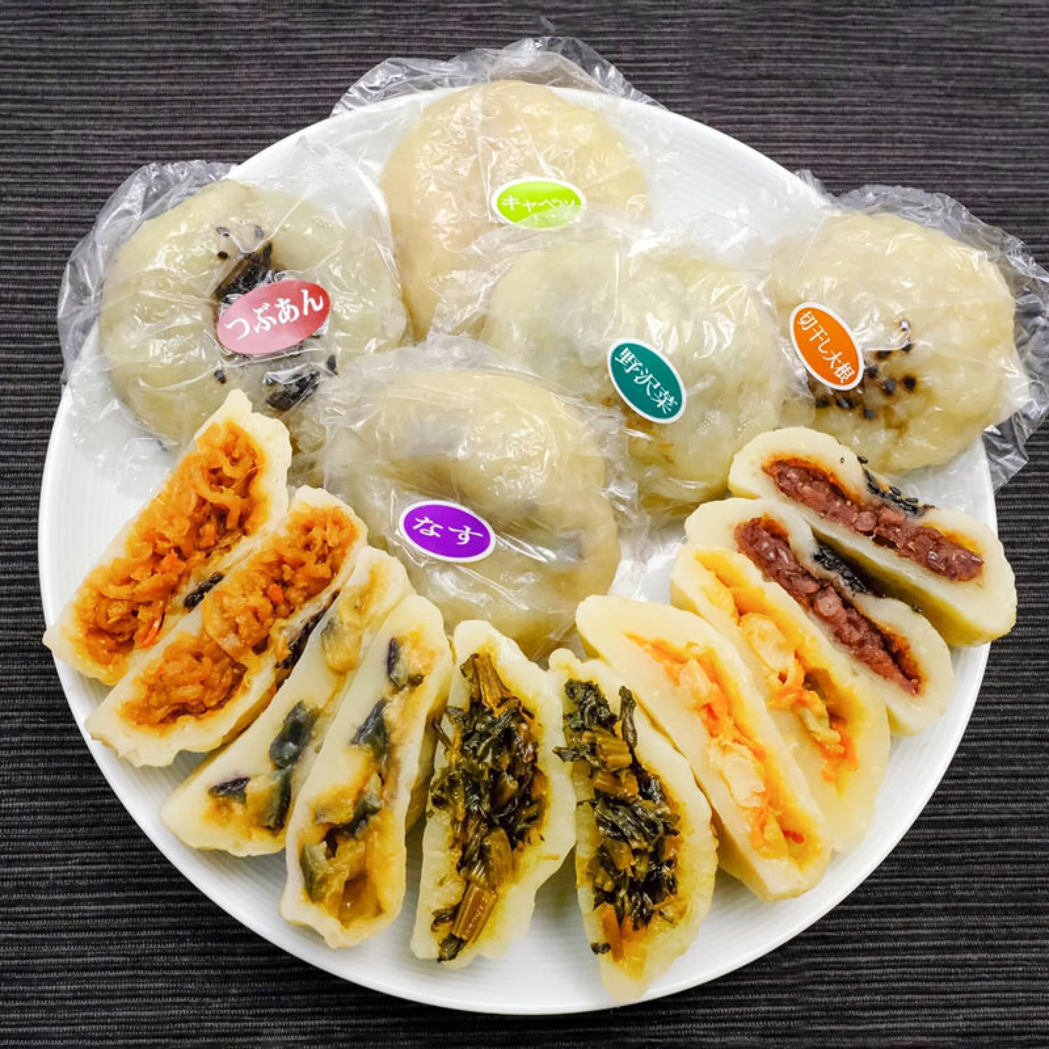 長野県を代表する郷土料理である「おやき」をご自宅でお楽しみいただけます。味は野沢菜・切干大根・なす・キャベツ・つぶあんの5種類です。気に入った味があれば、自由に組み合わせできるセットもあります！