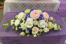メインテーブル装花（高砂装花）（造花）白に少しピンク、ブルー（Mサイズ）