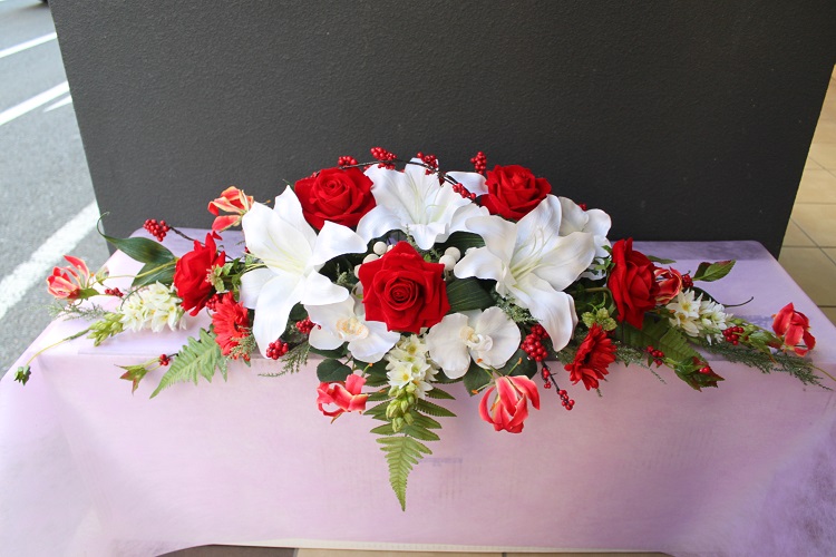 メインテーブル装花（高砂装花）（造花）カサブランカ、赤、白（Ｌサイズ） | フラワーショップ　ファーナム