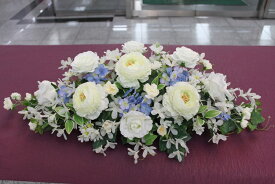 メインテーブル装花（高砂装花）（造花）白にブルー少し（Mサイズ）