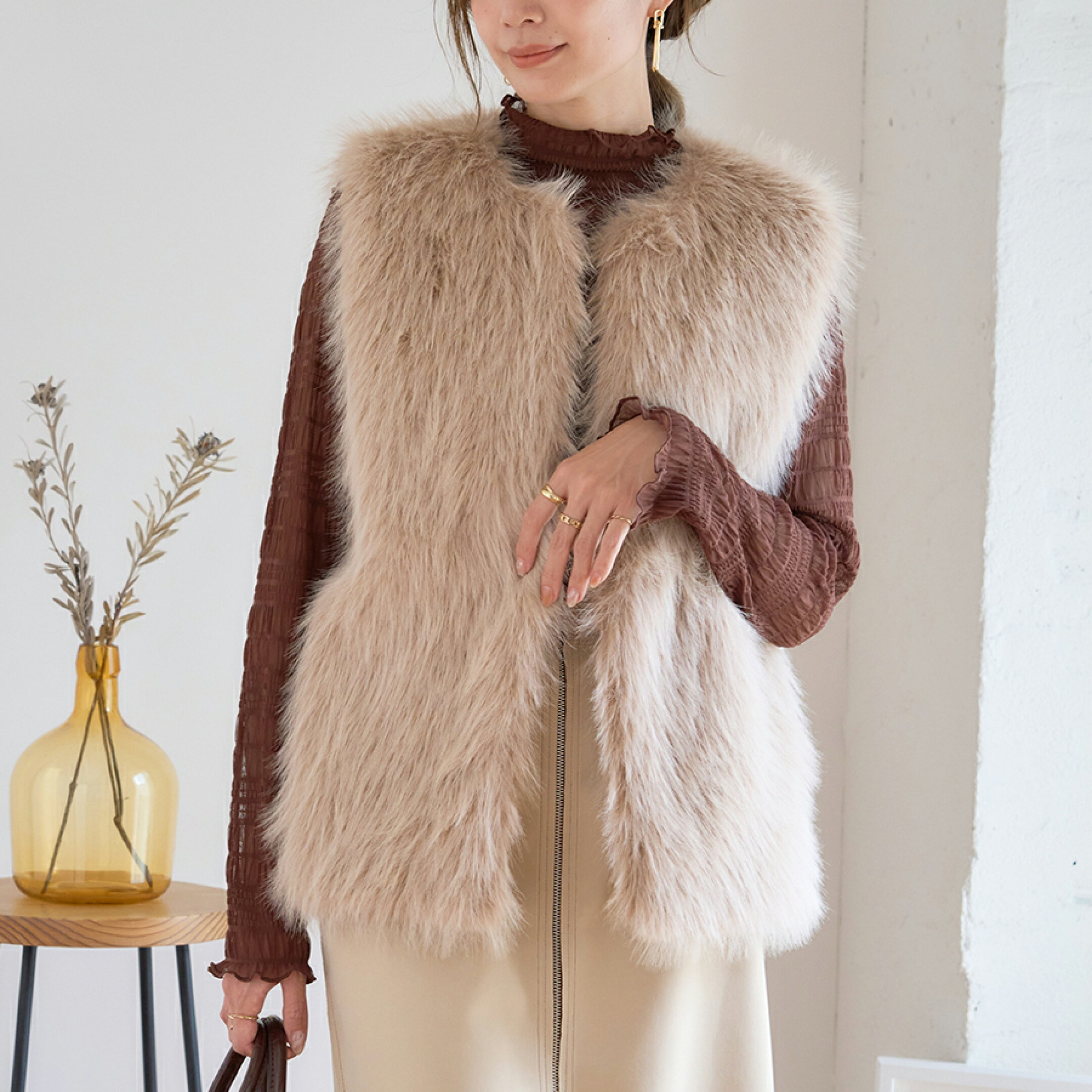 上品に映える。フォックス風フェイクファーベスト
