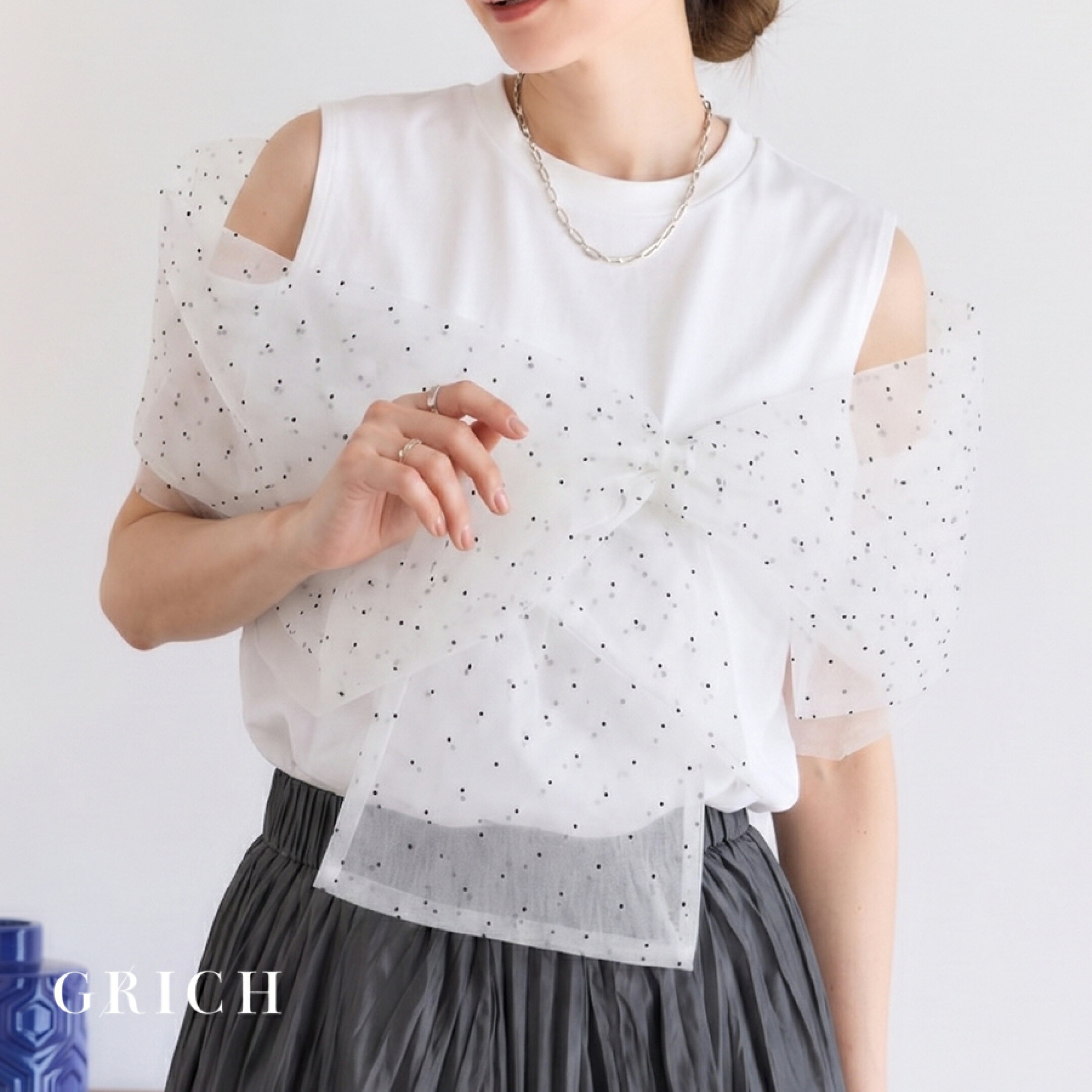 ふんわり重なるフリルと透け感で、上品な着映えを演出 