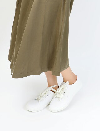 楽天市場 キャンバスシューズ スニーカー ローカット レディース スニーカー 運動靴 白 フラットシューズ 歩きやすい 靴 カジュアル ママ 通勤 通学 中学生 高校生 レースアップ スニーカー 無地 シンプル カジュアル 白 黒 赤 カーキ 緑 靴 シューズ スポーティー