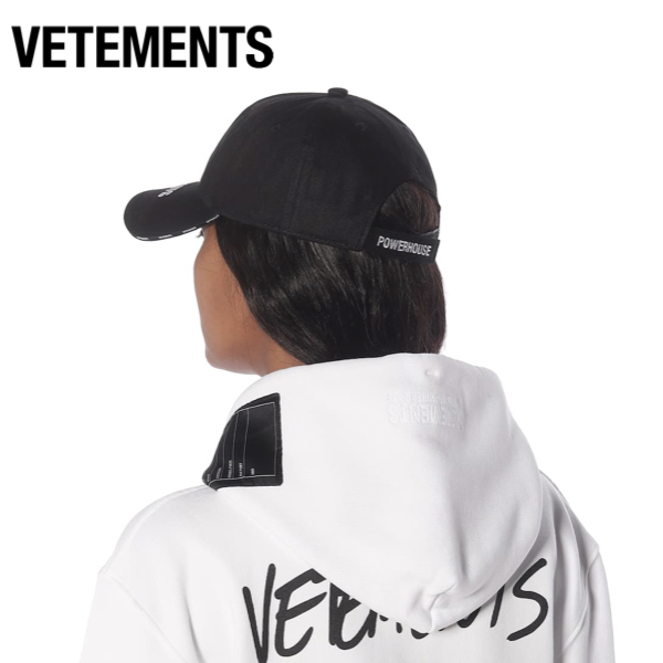 VETEMENTS Logo on the edge cotton baseball cap 2020SS ヴェトモン つばロゴ コットン  ベースボールキャップ 2020年春夏 | fashionplate