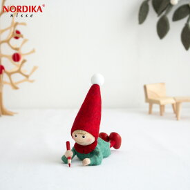 ノルディカニッセ 2023 新作 落書きをする男の子 Joy to the world NORDIKA nisse クリスマス 雑貨 木製 人形 北欧 NRD120761 置物 クリスマスグッズ