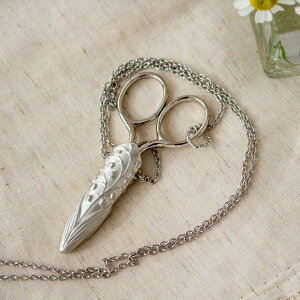 【クーポン対象 10/27 10:59まで】 クロバー すずらんシザーケース ハサミ付き ポルトボヌール 手芸用品 アンティーク調 糸切ばさみ 手芸用はさみ Porte Bonheur 能作 日本製 ケース 錫 裁縫道具 お