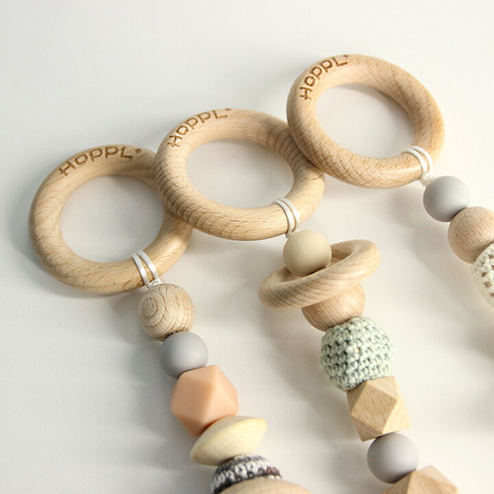 楽天市場 Hoppl Baby Toy Line ハンギングトイ ホップル 赤ちゃん おもちゃ 生後 6ヶ月 0歳 ベビー 乳児 知育 玩具 おしゃれ 音 木 木製 吊り下げ 安全 かわいい 可愛い 出産祝い 歯固め 歯がため赤ちゃんの歯がため 木の歯固め 木のおもちゃ 女の子 Favras