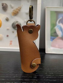 キーホルダー メンズ レディース かわいい猫 モチーフ 革 ブロンズカラー 腰掛け タイプ 日常使い アクセサリー 軽量 コンパクト