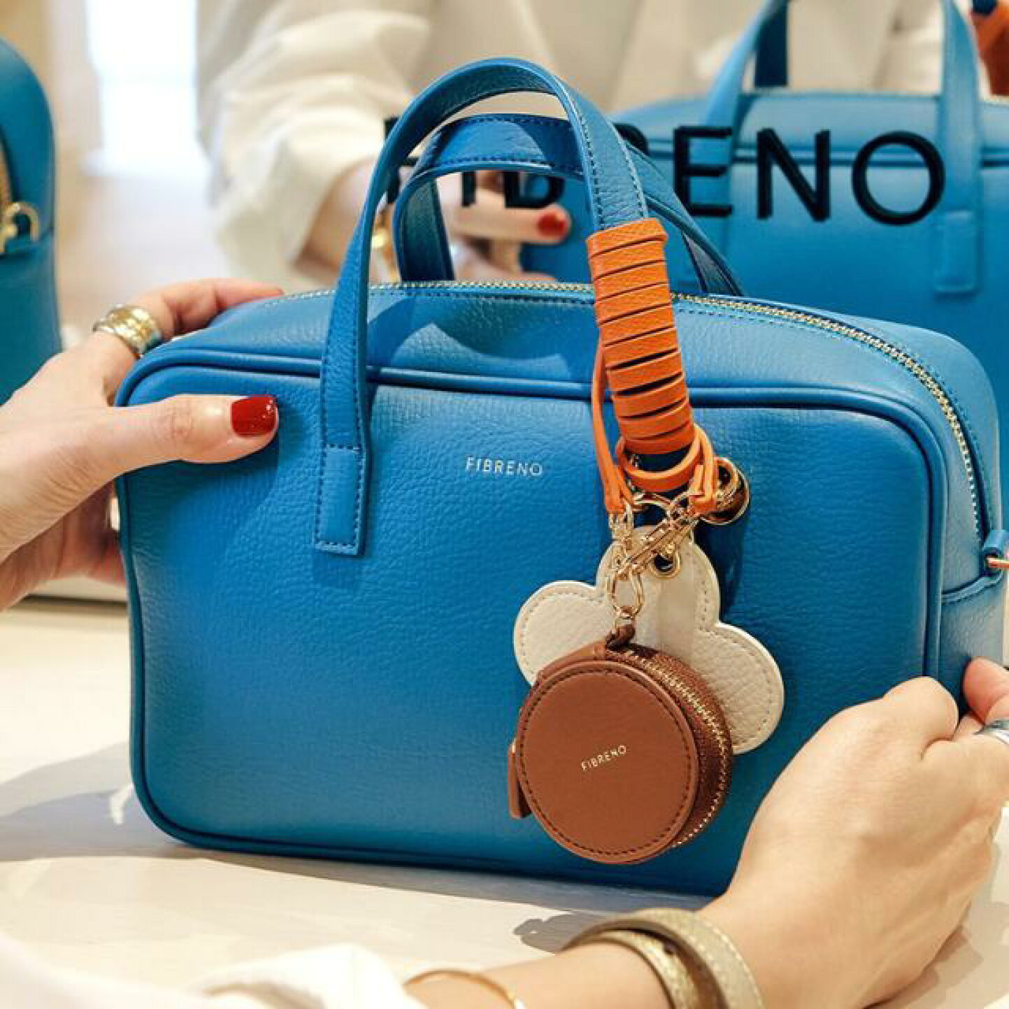 新品ベルトショルダー付FIBRENO ミニマルデザイン ハンドバッグ ブルー
