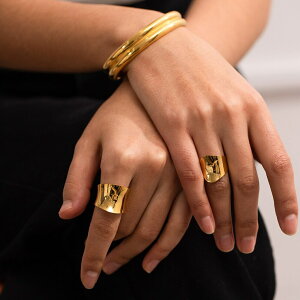 【送料無料】 指輪 リング ステンレス ゴールド スクエア レディース 女性 分厚い ジュエリー 18k プレート スチール オープン テクスチャ 四角 幾何学 防水 ファッション