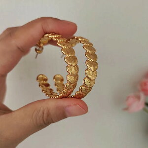 【送料無料】 ピアス シェル フープ C レディース 貝殻 ミディアム サイズ ミニマリスト 夏 サマー ホリデー ジュエリー かわいい 新しい