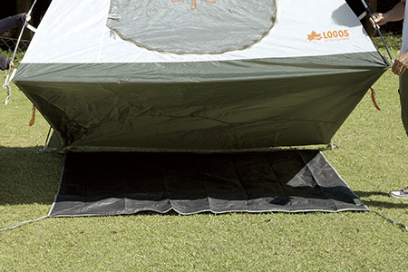 ランキング総合1位 テントの下に敷く快適シート テントぴったりグランドシート M 71809707 ロゴス シート アウトドア キャンプ グランドシート 用品 宅配便送料無料