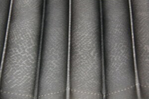 トラックカーテン センターカーテン 大型中型用 プリーツ ハイルーフ 140丈 タイガ 黒 1級遮光 巾120cmx丈140cm 2枚入り フック16ケ入り 安心の日本製 クロコダイル柄 トラック用品 運転席と寝台