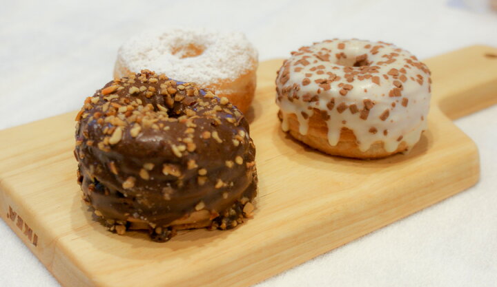 楽天市場 Costco コストコ バラエティーミニクロドット ドッツ ドーナツ ドーナッツ Donuts シュガー ８個 チョコ ４個 ホワイト ４個 計１６個 しっとり系クロワッサン アレンジ自在 冷凍 通販 オンライン ショップ 食品 暮らしのセレクトショップ Flaack