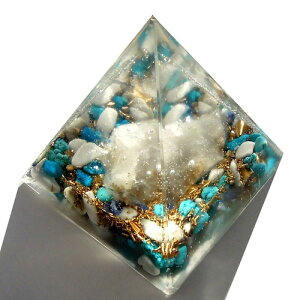 水晶のピラミッドオブジェ 《ボヘミアンオルゴナイト》 5×5cm【オルゴナイト/電磁波対策/パワースポット/ピラミッド】