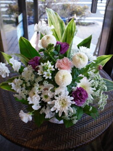 お供えアレンジメントお花6,000円分(花材はおまかせください)【あす楽15時迄受付】【生花 アレンジメント フラワーアレンジメント】【御供え お悔やみ 法要 命日 偲ぶ 故人 お盆】【新宿四