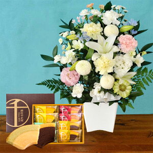 【銀座千疋屋】 お供え花とスイーツのセット 洋花を使った旬のおまかせ お供え花 +【銀座千疋屋】「銀座フルーツクーヘン」8個入セット お彼岸 供花 仏花 フラワーギフト お悔やみ ギフト