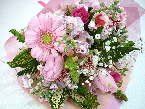 キュートでおしゃれな ラブリーブーケ 愛らしいお花をもらったら 自然と笑顔がこぼれちゃいそう オンラインショップ 季節のお花をいーーーっぱい詰め込んで素敵なブーケをお届けいたします ピンク ファッションデザイナー 花 フラワーギフト 結婚祝い 記念日 お祝い 退職祝い 誕生日 アレンジメント ＮＯ.１５００ 送迎 還暦 歓迎