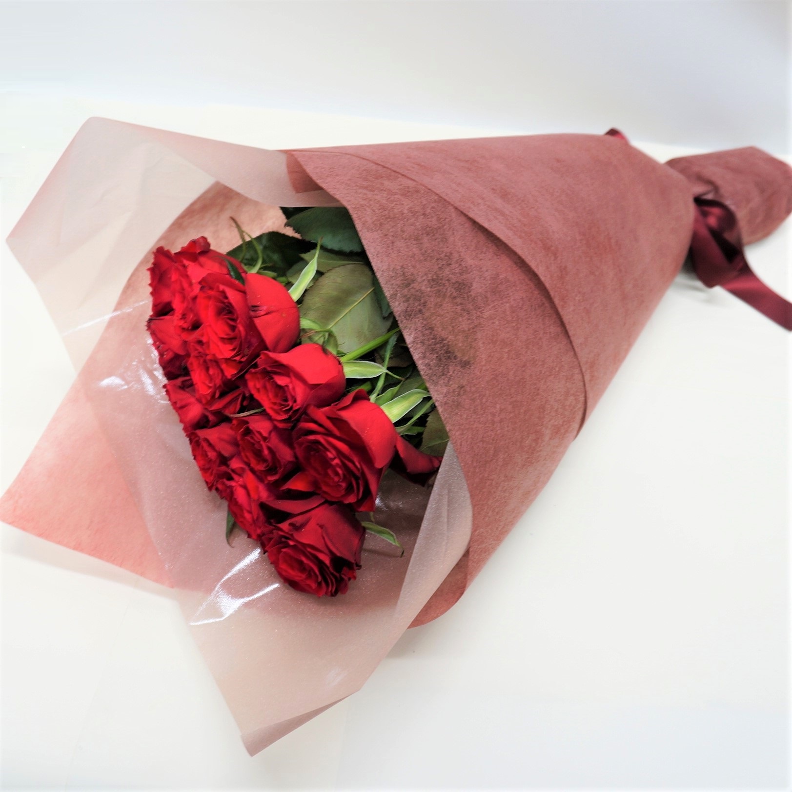 １２本の赤バラで仕上げた ダズンローズの花束です １つ１つ意味の込められたバラが特別感を演出します 大切な人への贈り物にいかがですか？ 送料無料 レッドローズ ロング お祝い アレンジメント 花 フラワー ギフト プレゼント 祝い お礼 超激安 感謝 12本 季節 赤薔薇 評判 生花 女性 ダズンローズ バラ 植物 結婚 花のある暮らし お誕生日 プロポーズ グリーン メッセージカード 自宅用バラ
