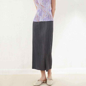 �����s�[�X 110 characters to the following: A simple, elegant, and versatile straight skirt suitable for commuting, this mid-length