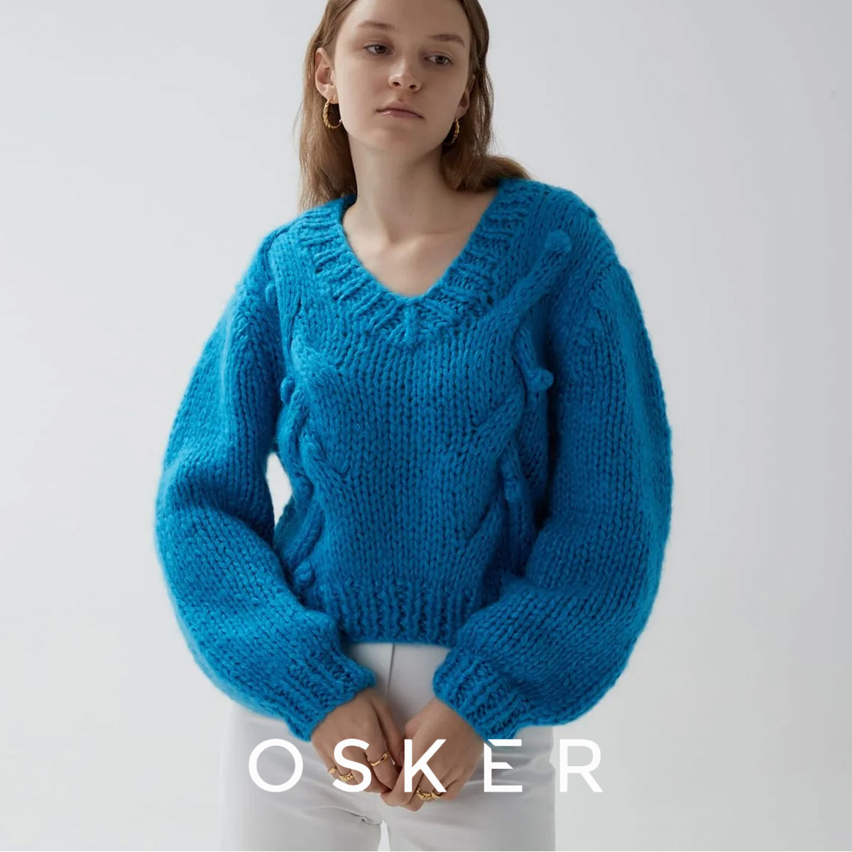 新品、未使用品) OSKER The Label Ｖネック セーター ブルー - www