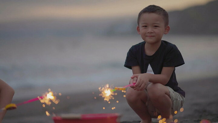 子ども　裸　キャンプ 楽天市場】家族でBBQ&キャンプセット 固めてポイ 花火 詰め合わせ 手持ち セット 花火セット 送料無料 吹き出し 手持ち花火 吹き出し花火  噴出花火 プレゼント 手持花火 線香花火 煙 少ない 子どもの日 縁日 海 お祭り 景品 子供会 町内会 BBQ キャンプ イベント 外遊び ...