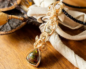 一点物 ブラックプレシャスオパール & プラシオライト・アゼツライト ワイヤーアートジュエリー ペンダント トップ k14/20goldfilled スピネルネックレスプレゼント中