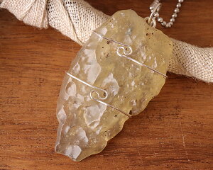 H&E社 リビアンゴールドテクタイト ワイヤー ペンダントトップ 【 送料無料 隕石 】ツタンカーメンの秘宝 リビアングラス 原石 希少【ヘブン&アース社】【送料無料】【ロバートシモンズ氏