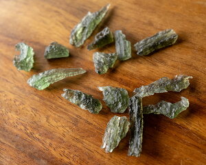 AAA  プチサイズ 一点物 モルダバイト 原石 約1g前後 ヘブン&アース 社 H&E ロバートシモンズ 氏 スピリチュアル 隕石 標本 ギャランティーカード付 Moldavite TOP Quality