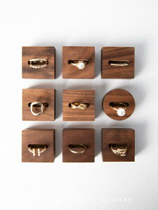 指輪 リング ディスプレイ スタンド ホルダー ピロー 展示 台座 おしゃれ アクセサリー 装飾品 無垢材 ジュエリー 撮影 小道具 三角 スクエア 円形
