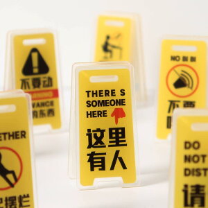 メモ スタンド クリップ ホルダー 卓上 文房具 雑貨 カード 名刺 インテリア ユーモラス おもしろ デスクトップ 装飾 メッセージ 標識