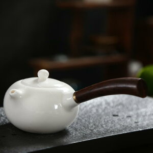 ティーポット 横手急須 陶器製 茶器 白 乳白 オフホワイト なめらかな 和風 和モダン シンプル 木製持ち手 耐熱 やけど防止 ハンドメイド 家庭用 普段使い 少人数用 おうち時間
