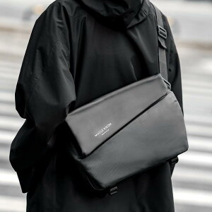 斜め掛けバッグ メンズ ショルダー 普段使い 伸縮ストラップ 大容量 バックル ポケット カジュアル シンプル おしゃれ 英文字ロゴ 無地 グレー 黒 緑