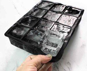 製氷皿 シリコン 大きめ 業務用 急速 スクエア アイスボックス 冷凍 黄色 黒 透明 耐熱性 取り出しやすい 簡単 蓋つき 柔らかい シンプル 大容量 積み重ね