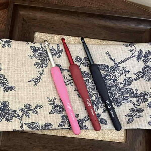 かぎ針 クロシェ 編み物 ツール 道具 木製 ソフト グリップ ハンドメイド DIY 手編み 毛糸 手芸用品 編み棒 小物 雑貨 ミセス マダム プレゼント シンプル 赤 青 ピンク
