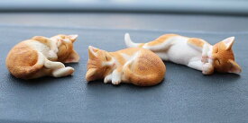 動物 置物 かわいい インテリア 眠り 猫 フィギュア リアル 癒し レジン製 卓上 カー アクセサリー シンプル モダン 黄色 黒 両面 シール セット